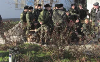 Штаб ВМСУ блокируют севастопольцы и неизвестные военные 