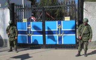 Штаб ВМСУ блокируют севастопольцы и неизвестные военные 