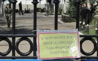 Штаб ВМСУ блокируют севастопольцы и неизвестные военные 