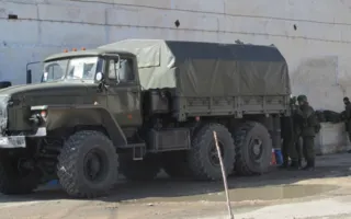 Штаб ВМСУ блокируют севастопольцы и неизвестные военные 