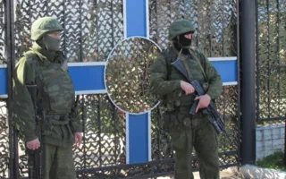 Штаб ВМСУ блокируют севастопольцы и неизвестные военные 