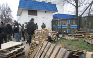 Возле штаба ВМСУ водрузили флаг России