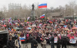 На митинге-концерте в Севастополе плакатом призвали дать Путину премию мира