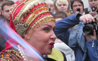 На митинге-концерте в Севастополе плакатом призвали дать Путину премию мира