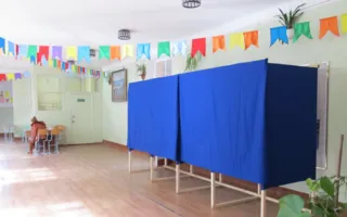 Избирательные участки Севастополя работают — люди сверяют себя в списках