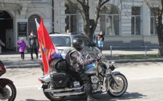 «Возвращаемся домой»: на площади Нахимова севастопольцы прошли почётный круг с российским триколором
