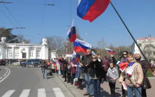 «Возвращаемся домой»: на площади Нахимова севастопольцы прошли почётный круг с российским триколором