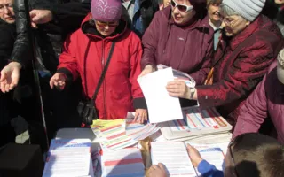 «Возвращаемся домой»: на площади Нахимова севастопольцы прошли почётный круг с российским триколором