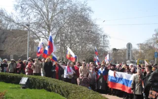 «Возвращаемся домой»: на площади Нахимова севастопольцы прошли почётный круг с российским триколором