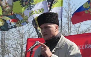 «Возвращаемся домой»: на площади Нахимова севастопольцы прошли почётный круг с российским триколором