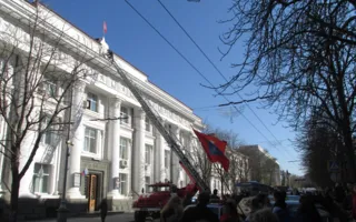 В Севастополе со здания Законодательного собрания сняли герб Украины