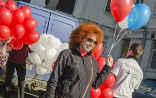 Севастопольцы запустили в небо воздушные шары цветов российского триколора