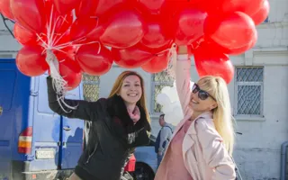 Севастопольцы запустили в небо воздушные шары цветов российского триколора