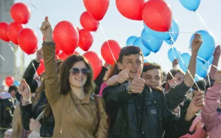 Севастопольцы запустили в небо воздушные шары цветов российского триколора