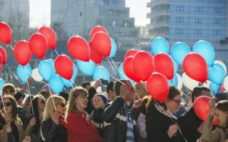 Севастопольцы запустили в небо воздушные шары цветов российского триколора