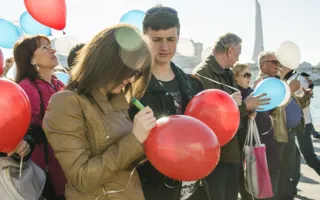 Севастопольцы запустили в небо воздушные шары цветов российского триколора