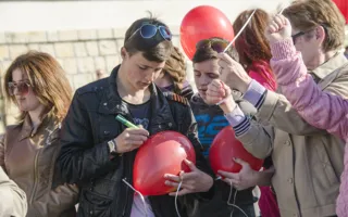 Севастопольцы запустили в небо воздушные шары цветов российского триколора