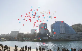 Севастопольцы запустили в небо воздушные шары цветов российского триколора