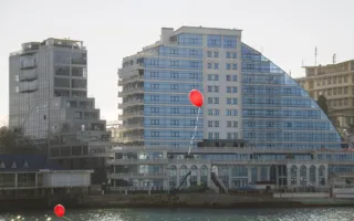 Севастопольцы запустили в небо воздушные шары цветов российского триколора