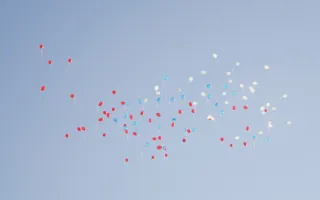 Севастопольцы запустили в небо воздушные шары цветов российского триколора