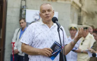 Журналист Дмитрий Киселёв привёз фотовыставку «Армия и флот России»