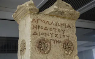 День археолога в Херсонесе отметили с ярмарками и выставками