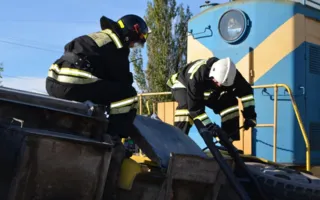Спасатели достали водителя из искорёженного автомобиля 