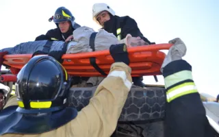 Спасатели достали водителя из искорёженного автомобиля 