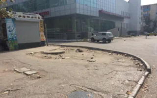 Кафе у театра и ларьки на Острякова пошли под снос