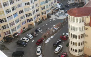 В Симферополе обшивка новостройки «замуровала» машины