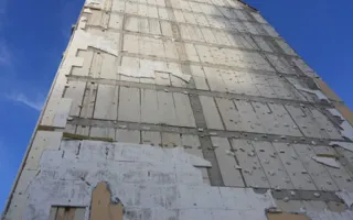 В Симферополе обшивка новостройки «замуровала» машины