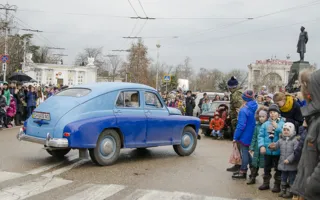 В Севастополе состоялось первое новогоднее карнавальное шествие