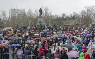 В Севастополе состоялось первое новогоднее карнавальное шествие