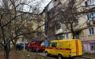 ​В Севастополе с дома ветром сорвало часть крыши