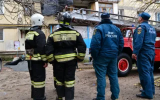 ​В Севастополе с дома ветром сорвало часть крыши