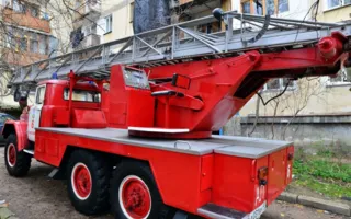 ​В Севастополе с дома ветром сорвало часть крыши