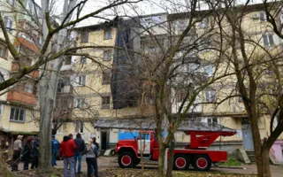 ​В Севастополе с дома ветром сорвало часть крыши