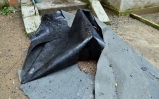 ​В Севастополе с дома ветром сорвало часть крыши