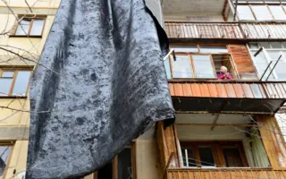 ​В Севастополе с дома ветром сорвало часть крыши