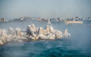 В Севастополе «парит» море и растут ледяные «сталактиты»