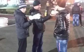 Деды Морозы и Снегурки на площади Нахимова «выстояли»?