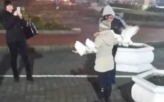 Деды Морозы и Снегурки на площади Нахимова «выстояли»?