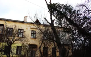 ​Жители дома на улице Дыбенко каждый день рискуют жизнью