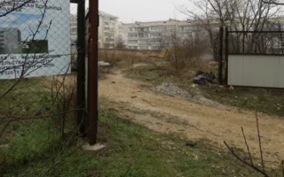 Заброшенный котлован под роддомом № 2 превращается в свалку