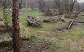 Заброшенный котлован под роддомом № 2 превращается в свалку