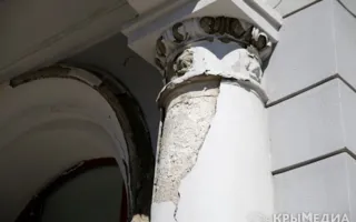 В Симферополе разрушается фасад старинного здания кинотеатра