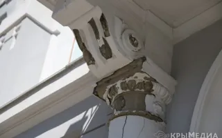 В Симферополе разрушается фасад старинного здания кинотеатра