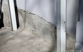 В Симферополе разрушается фасад старинного здания кинотеатра