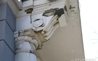 В Симферополе разрушается фасад старинного здания кинотеатра