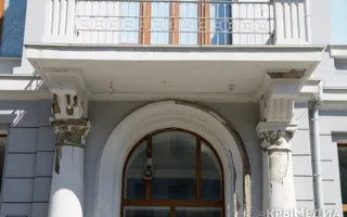 В Симферополе разрушается фасад старинного здания кинотеатра